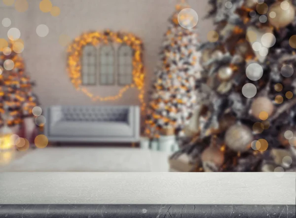 Mooie kerstboom in gedecoreerde woonkamer interieur — Stockfoto