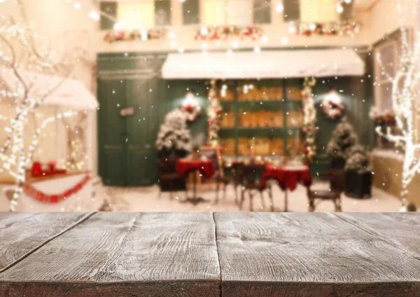 冬のモダンな屋外カフェの息をのむような景色。クリスマス休暇 — ストック写真