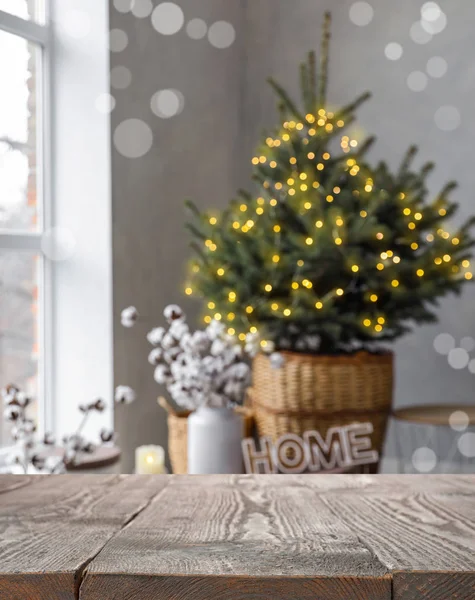 Homályos kilátás a kis karácsonyfára a hálószobában. Ünnepi interi — Stock Fotó