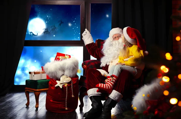 Santa Claus Con Una Niña Sillón Casa Tiempo Navidad — Foto de Stock