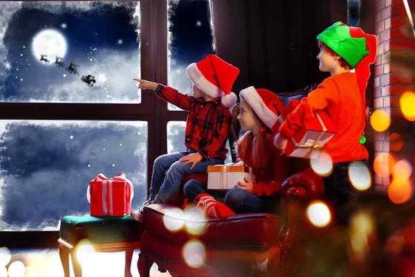 Lindos Niños Esperando Santa Claus Cerca Ventana Casa Vacaciones Navidad — Foto de Stock