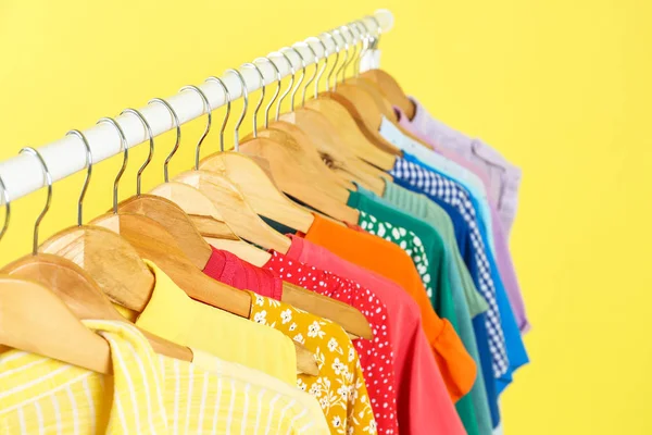 Sarı Arka Planda Asılı Parlak Elbiseler Yakın Plan Gökkuşağı Renkleri — Stok fotoğraf