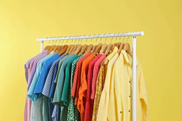 Roupas Brilhantes Penduradas Rack Contra Fundo Amarelo Cores Arco Íris — Fotografia de Stock