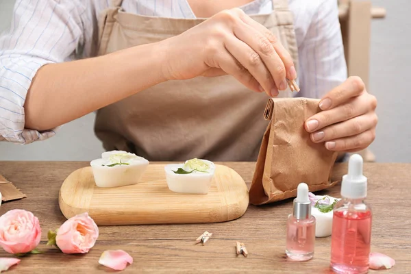 Mujer Sosteniendo Bolsa Papel Con Jabón Natural Hecho Mano Mesa —  Fotos de Stock