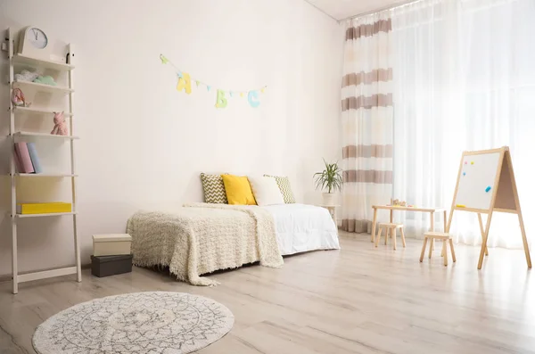Сучасний інтер'єр дитячої кімнати зі зручним ліжком — стокове фото