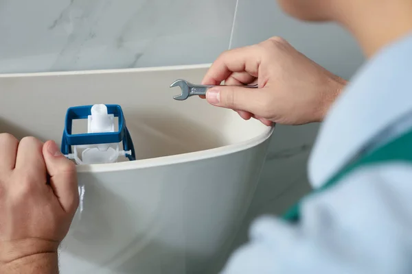 Tukang Ledeng Profesional Memperbaiki Toilet Kamar Mandi Closeup — Stok Foto