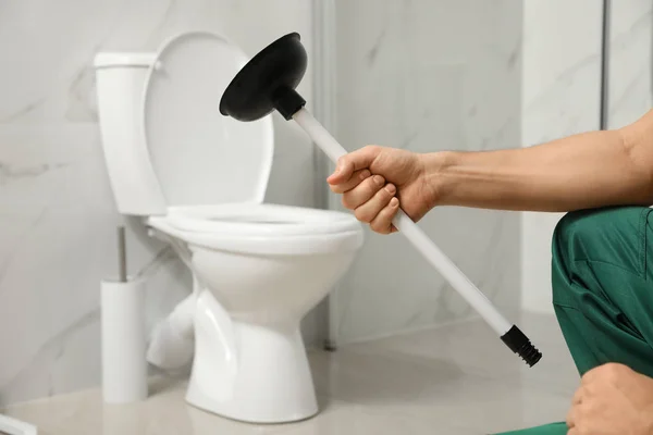 Tukang Ledeng Profesional Memegang Plunger Dekat Toilet Mangkuk Kamar Mandi — Stok Foto