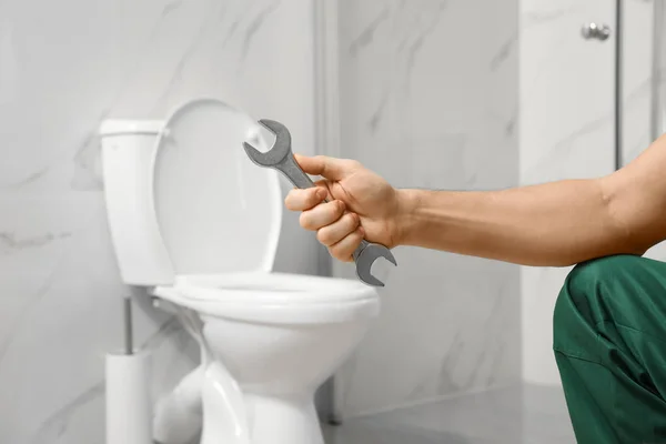 Professionelle Klempner Halten Schraubenschlüssel Der Nähe Toilettenschüssel Badezimmer Nahaufnahme — Stockfoto