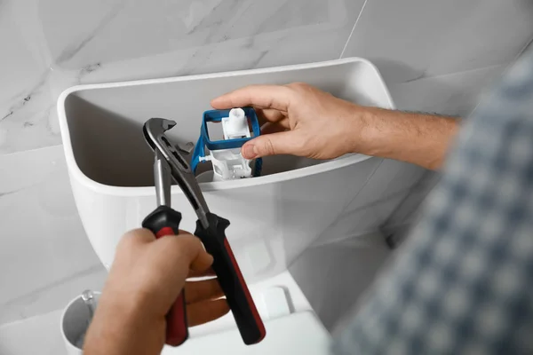 Professionell Rörmokare Reparera Toalett Badrummet Närbild — Stockfoto