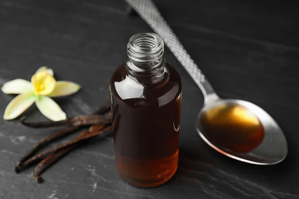 Aromatische Zelfgemaakte Vanille Extract Zwarte Tafel Close — Stockfoto