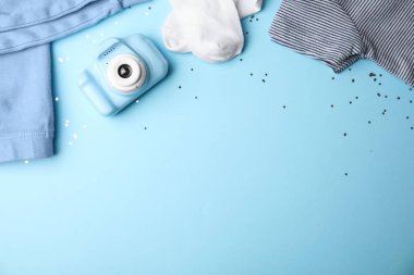 Açık mavi arka planda oyuncak kameralı düz kompozisyon, metin için boşluk. Geleceğin fotoğrafçısı.