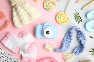 Renkli arka planda oyuncak kamera olan düz kompozisyon. Geleceğin fotoğrafçısı.