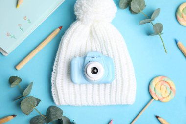 Açık mavi arka planda oyuncak kameralı düz kompozisyon. Geleceğin fotoğrafçısı.