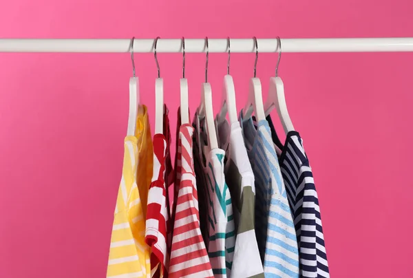 Vestiti Colorati Appesi Rack Sullo Sfondo Rosa — Foto Stock