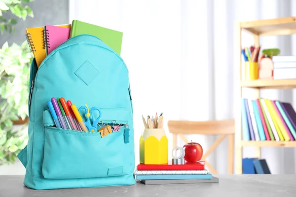 Mochila Elegante Com Diferentes Artigos Papelaria Escolar Mesa Dentro Casa — Fotografia de Stock