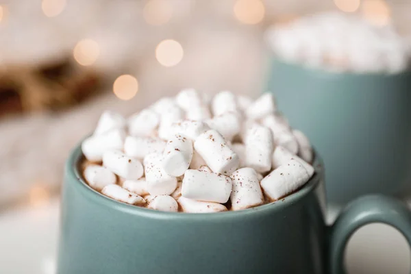 Köstliches Kakaogetränk Mit Marshmallows Auf Dem Tisch Gegen Verschwommenes Licht — Stockfoto