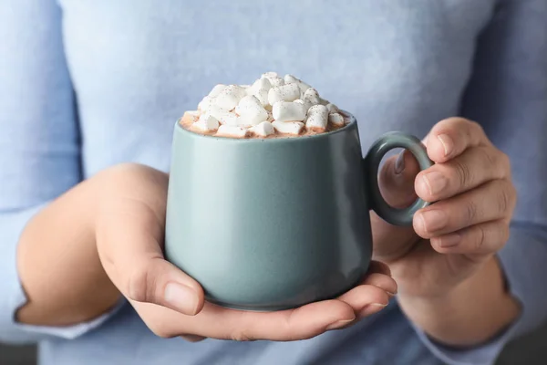 Frau Der Hand Eine Tasse Aromatischen Kakaos Mit Marshmallows Nahaufnahme — Stockfoto