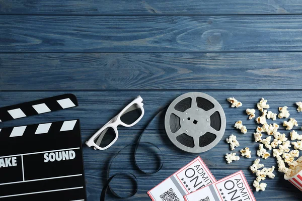 Composizione Flat Lay Con Clapperboard Biglietti Cinema Sfondo Blu Legno — Foto Stock