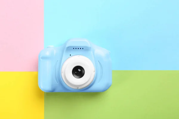 밝은 청색 장난감 카메라 컬러 배경, 맨 위 사진 — 스톡 사진