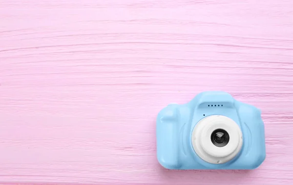 Caméra jouet bleu clair sur fond en bois rose, vue de dessus. Espace — Photo
