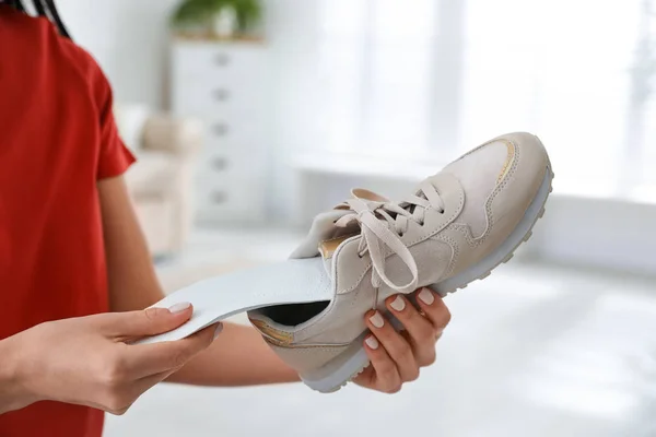 Mujer Poniendo Plantilla Ortopédica Zapato Casa Primer Plano —  Fotos de Stock