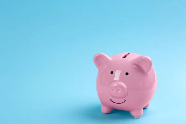 Banco Piggy Rosa Fundo Azul Claro Espaço Para Texto — Fotografia de Stock
