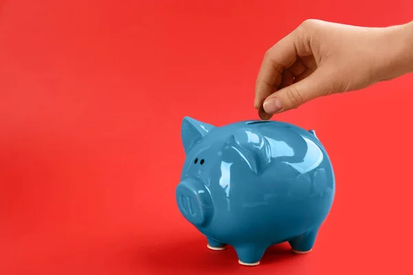 Mujer Poniendo Moneda Alcancía Sobre Fondo Rojo Primer Plano Espacio — Foto de Stock