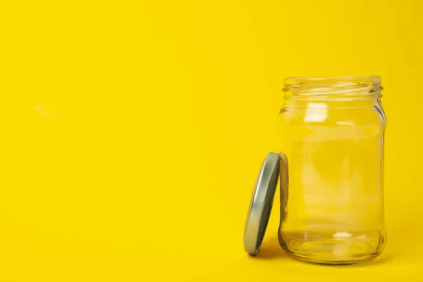 Frasco de vidro vazio aberto no fundo amarelo, espaço para texto — Fotografia de Stock