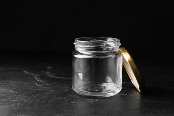 Frasco de vidro vazio na mesa de pedra preta — Fotografia de Stock