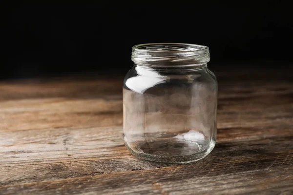 Frasco de vidro vazio aberto na mesa de madeira — Fotografia de Stock