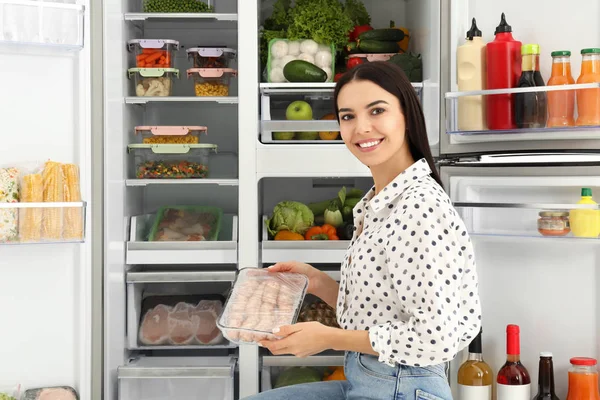 Mulher Nova Com Pacote Salsichas Perto Refrigerador Aberto — Fotografia de Stock