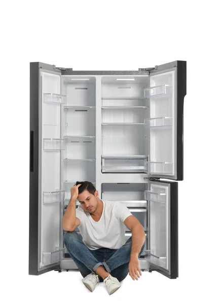 Άντρας Κοντά Ανοιχτό Άδειο Ψυγείο Λευκό Φόντο — Φωτογραφία Αρχείου