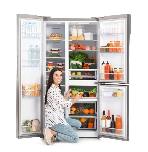 Mujer Joven Cerca Refrigerador Abierto Sobre Fondo Blanco — Foto de Stock