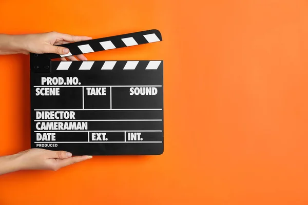 Donna Che Tiene Clapperboard Sfondo Arancione Primo Piano Con Spazio — Foto Stock