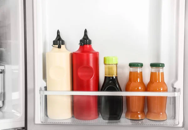 냉장고에 신제품이 바구니 — 스톡 사진
