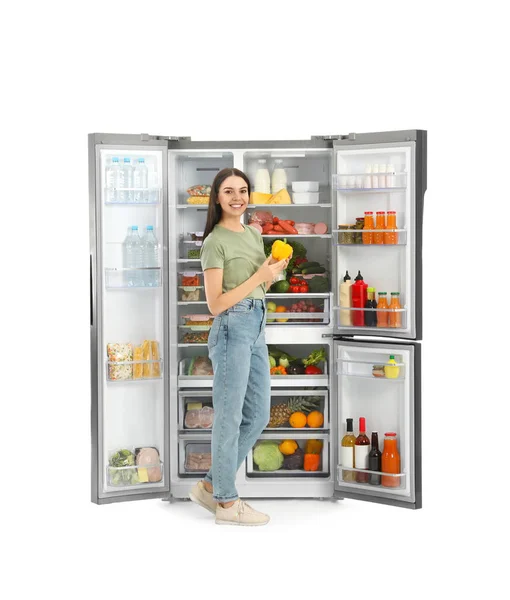 Молодая Женщина Перцем Рядом Открытым Холодильником Белом Фоне — стоковое фото