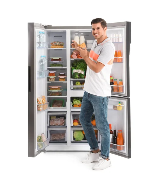 Hombre Cerca Refrigerador Abierto Sobre Fondo Blanco — Foto de Stock