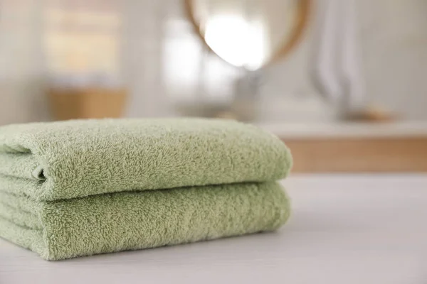 Stapel schone handdoeken op witte houten tafel in de badkamer — Stockfoto