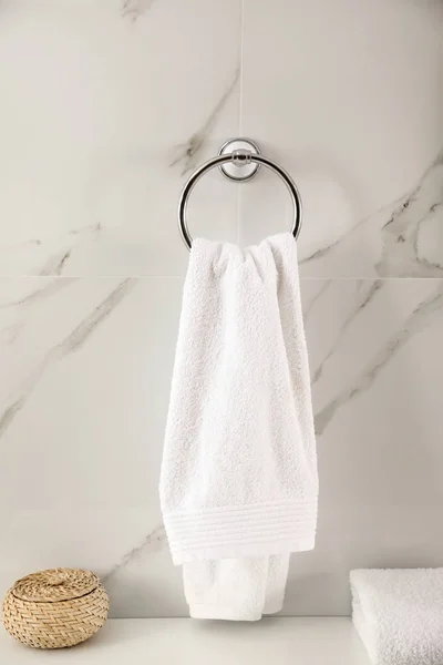 Suporte com toalha limpa na parede de luz no banheiro — Fotografia de Stock