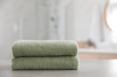 Tablo banyoda temiz havlu yığını