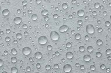 Beyaz arkaplanda su damlaları, üst görünüm