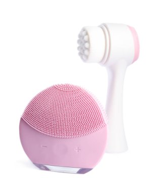 Modern elektrikli yüz temizleme fırçaları beyaza izole edilmiş. Cosmet