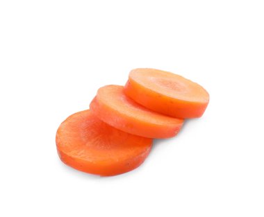 Taze olgun havuç dilimleri beyaz üzerinde izole edilmiş.