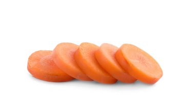 Taze olgun havuç dilimleri beyaz üzerinde izole edilmiş.