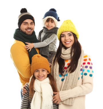 Beyaz arka planda sıcak giysili mutlu bir aile. Kış tatili