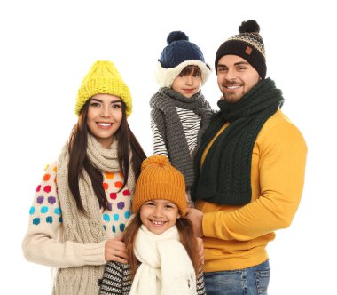 Beyaz arka planda sıcak giysili mutlu bir aile. Kış tatili