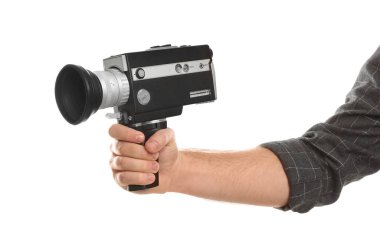 Beyaz arka planda klasik video kamerası olan adam, yakın plan.