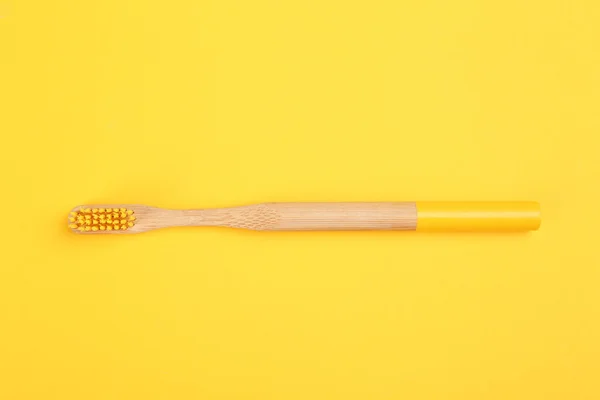 Szczoteczka Zębów Bambusa Żółtym Tle Widok Góry — Zdjęcie stockowe