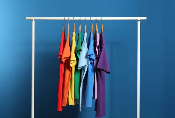 Roupas brilhantes no fundo azul. Cores arco-íris — Fotografia de Stock