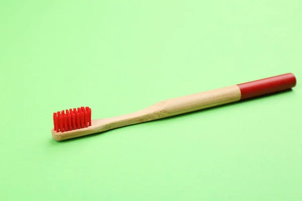 Brosse à dents naturelle en bambou avec soies douces sur fond vert — Photo